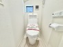 ■ウォシュレット付きトイレ
洗浄機能・脱臭機能を完備、開口窓も設け清潔な室内にすることが可能です。
また温水洗浄便座は、デリケートな皮膚などを清潔に保つことができ、便座も温度調節ができるので、寒い冬も快適にトイレに座ることが可能。