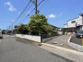 2号棟 前面は比較的交通量の少ない道路となっておりますので、お車の運転が少し心配な方も落ち着いて駐車することが出来そうです。