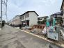 前面は比較的交通量の少ない道路となっております。幅員もございますのでお車のすれ違いの際も落ち着いて運転することが出来そうです。