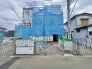 3号棟 【いよいよ着工】穏やかな街並みに誕生する、光あふれる新築一戸建て。
空が広く感じられる開放的な角地風のロケーション。前面道路もフラットで、日々の駐車もスムーズです。一邸一邸、基礎から丁寧に建築が進む安心の住環境。ここから家族の新しい物語と、心地よい暮らしを始めませんか。