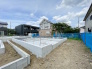 4号棟 【いよいよ着工】穏やかな街並みに誕生する、光あふれる新築一戸建て。
空が広く感じられる開放的な角地風のロケーション。前面道路もフラットで、日々の駐車もスムーズです。一邸一邸、基礎から丁寧に建築が進む安心の住環境。ここから家族の新しい物語と、心地よい暮らしを始めませんか。