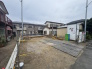 駐車2台以上可能なゆとりある敷地になります。実際のサイズはぜひ現地にてご確認下さい。きっとお写真では伝わらない良さがお分かりいただけます。