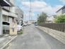 1号棟 前面は比較的交通量の少ない道路となっておりますので、お車の運転が少し心配な方も落ち着いて駐車することが出来そうです。
