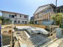 【いよいよ着工】穏やかな街並みに誕生する、光あふれる新築一戸建て。
空が広く感じられる開放的な角地風のロケーション。前面道路もフラットで、日々の駐車もスムーズです。一邸一邸、基礎から丁寧に建築が進む安心の住環境。ここから家族の新しい物語と、心地よい暮らしを始めませんか。