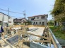 落ち着いた街並みに誕生する、家族の夢を叶える新築一戸建て。
周囲は平穏で開放感のある閑静な住宅街。前面道路もすっきりしており、小さなお子様がいるご家庭も安心の住環境です。現在、確かな施工で建築中！理想のマイホームでの新しい暮らしを、ここから始めてみませんか。