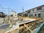 青空に映える建築中の住まいは、耐震＋制震の安心仕様。落ち着いた住宅街で、暮らしやすさと静けさを両立できる環境です。これから形になる新しいお家で、家族の“ちょうどいい毎日”を育んでみませんか？完成が楽しみになる一邸です。