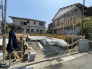 長期優良住宅認定を取得した安心感のある住まいを目指して、都市ガス対応の快適な暮らしを支える基礎工事が着々と進んでいます。新しい風景がここから丁寧に形作られていく、期待が高まる建築現場の様子です。

