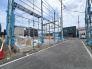 2号棟 陽当りと開放感に恵まれた好立地！穏やかな街並みに新築分譲地が誕生。
周囲の落ち着いた家々と調和する、日当たり良好でスッキリとした敷地が魅力です。整理整頓され、安全管理が行き届いた施工現場も安心のポイント。静かで暮らしやすい永住の地で、ゆとりと笑顔あふれる新生活を叶えましょう。