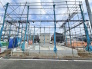 2号棟 陽当り良好な立地！閑静な住宅街に待望の新築分譲住宅が誕生。
周囲の落ち着いた家々と調和する、開放感たっぷりの分譲地。防犯面や工事の安全管理にも配慮した安心の施工現場です。周辺環境の利便性と静かな永住環境を兼ね備えたエリアで、ゆとりある新生活をスタートさせましょう。