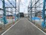 2号棟 【建築中ならではの安心感】確かな施工でつくる家族の理想のマイホーム。
閑静な住宅街で一際目を引く、明るく開放的な敷地。前面道路がすっきりしており、小さなお子様がいるご家庭も安心の住環境です。暮らしやすさと心地よい静けさが両立するこの街で、笑顔あふれる未来を描きませんか。