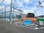 2号棟 青空に映える建築中の住まいは、耐震＋制震の安心仕様。落ち着いた住宅街で、暮らしやすさと静けさを両立できる環境です。これから形になる新しいお家で、家族の“ちょうどいい毎日”を育んでみませんか？完成が楽しみになる一邸です。