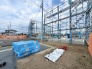 2号棟 青空が広がる穏やかな住宅街で、新しい暮らしを迎えるチャンスです！現在建築中の住まいは、完成後の明るい生活を想像するだけでワクワク。周辺は落ち着いた環境で、子育てにもぴったり。できあがっていく“わが家”を見守れる特別感のある物件です。