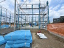 2号棟 落ち着いた街並みに誕生する、家族の夢を叶える新築一戸建て。
周囲は平穏で開放感のある閑静な住宅街。前面道路もすっきりしており、小さなお子様がいるご家庭も安心の住環境です。現在、確かな施工で建築中！理想のマイホームでの新しい暮らしを、ここから始めてみませんか。