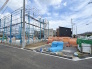 2号棟 【いよいよ着工】穏やかな街並みに誕生する、光あふれる新築一戸建て。
空が広く感じられる開放的な角地風のロケーション。前面道路もフラットで、日々の駐車もスムーズです。一邸一邸、基礎から丁寧に建築が進む安心の住環境。ここから家族の新しい物語と、心地よい暮らしを始めませんか。