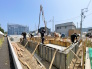 落ち着いた街並みに誕生する、家族の夢を叶える新築一戸建て。
周囲は平穏で開放感のある閑静な住宅街。前面道路もすっきりしており、小さなお子様がいるご家庭も安心の住環境です。現在、確かな施工で建築中！理想のマイホームでの新しい暮らしを、ここから始めてみませんか。
