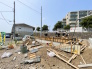 整った分譲地に基礎が並び、これから街並みが生まれていく現地です。周辺は落ち着いた住宅街で、陽当たりや風通しもチェックしやすい環境。完成後の暮らしを想像しながら、住み心地や動線をイメージできる今だけのタイミングです。