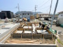 1号棟 【いよいよ着工】穏やかな街並みに誕生する、光あふれる新築一戸建て。
空が広く感じられる開放的な角地風のロケーション。前面道路もフラットで、日々の駐車もスムーズです。一邸一邸、基礎から丁寧に建築が進む安心の住環境。ここから家族の新しい物語と、心地よい暮らしを始めませんか。 2026/07/23m