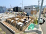 1号棟 【建築中ならではの安心感】確かな施工でつくる家族の理想のマイホーム。
閑静な住宅街で一際目を引く、明るく開放的な敷地。前面道路がすっきりしており、小さなお子様がいるご家庭も安心の住環境です。暮らしやすさと心地よい静けさが両立するこの街で、笑顔あふれる未来を描きませんか。 2026/07/23m