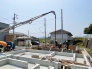 青空に映える建築中の住まいは、耐震＋制震の安心仕様。落ち着いた住宅街で、暮らしやすさと静けさを両立できる環境です。これから形になる新しいお家で、家族の“ちょうどいい毎日”を育んでみませんか？完成が楽しみになる一邸です。