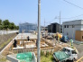 1号棟 これから基礎工事が進み、少しずつ“わが家”の形が見えてくるワクワクの現地。完成後の暮らしを想像しながら、陽当たりや周辺環境もチェックできます。今なら工事の進み具合も確認でき、家づくりの過程を楽しめる、完成が待ち遠しい新築分譲地です。 2026/07/23m