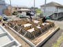 1号棟 青空に映える建築中の住まいは、耐震＋制震の安心仕様。落ち着いた住宅街で、暮らしやすさと静けさを両立できる環境です。これから形になる新しいお家で、家族の“ちょうどいい毎日”を育んでみませんか？完成が楽しみになる一邸です。 2026/07/23m