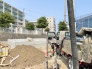 整った分譲地に基礎が並び、これから街並みが生まれていく現地です。周辺は落ち着いた住宅街で、陽当たりや風通しもチェックしやすい環境。完成後の暮らしを想像しながら、住み心地や動線をイメージできる今だけのタイミングです。
