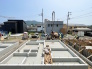 2号棟 陽当りと開放感に恵まれた立地！穏やかな街並みに新築分譲地が誕生。
周囲の落ち着いた家々と調和する、日当たり良好でスッキリとした敷地が魅力です。整理整頓され、安全管理が行き届いた施工現場も安心のポイント。静かで暮らしやすい永住の地で、ゆとりと笑顔あふれる新生活を叶えましょう。 2026/07/23m