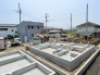 青空に映える建築中の住まいは、耐震＋制震の安心仕様。落ち着いた住宅街で、暮らしやすさと静けさを両立できる環境です。これから形になる新しいお家で、家族の“ちょうどいい毎日”を育んでみませんか？完成が楽しみになる一邸です。
