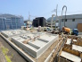 2号棟 青空が広がる穏やかな住宅街で、新しい暮らしを迎えるチャンスです！現在建築中の住まいは、完成後の明るい生活を想像するだけでワクワク。周辺は落ち着いた環境で、子育てにもぴったり。できあがっていく“わが家”を見守れる特別感のある物件です。 2026/07/23m