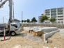 2号棟 【いよいよ着工】穏やかな街並みに誕生する、光あふれる新築一戸建て。
空が広く感じられる開放的な角地風のロケーション。前面道路もフラットで、日々の駐車もスムーズです。一邸一邸、基礎から丁寧に建築が進む安心の住環境。ここから家族の新しい物語と、心地よい暮らしを始めませんか。 2026/07/23m