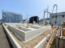 【着々と進行中！】基礎からしっかり造る、安心品質のデザイナーズ住宅。
遮るものがなく、青空が心地よく広がる開放的な敷地。閑静な住宅街の一角で、一邸一邸丁寧に建築が進んでいます。構造や土台の確かな安心感をその目で確認できるのは今だけ！この街で、家族の新しい未来をスタートしませんか。