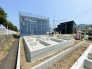 3号棟 【いよいよ着工】穏やかな街並みに誕生する、光あふれる新築一戸建て。
空が広く感じられる開放的な角地風のロケーション。前面道路もフラットで、日々の駐車もスムーズです。一邸一邸、基礎から丁寧に建築が進む安心の住環境。ここから家族の新しい物語と、心地よい暮らしを始めませんか。 2026/07/23m