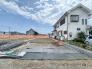 1号棟 陽当り良好な立地！閑静な住宅街に待望の新築分譲住宅が誕生。
周囲の落ち着いた家々と調和する、開放感たっぷりの分譲地。防犯面や工事の安全管理にも配慮した安心の施工現場です。周辺環境の利便性と静かな永住環境を兼ね備えたエリアで、ゆとりある新生活をスタートさせましょう。 2026/07/30m