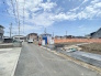 青空が広がる穏やかな住宅街で、新しい暮らしを迎えるチャンスです！現在建築中の住まいは、完成後の明るい生活を想像するだけでワクワク。周辺は落ち着いた環境で、子育てにもぴったり。できあがっていく“わが家”を見守れる特別感のある物件です。