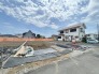 2号棟 【着々と進行中！】基礎からしっかり造る、安心品質のデザイナーズ住宅。
遮るものがなく、青空が心地よく広がる開放的な敷地。閑静な住宅街の一角で、一邸一邸丁寧に建築が進んでいます。構造や土台の確かな安心感をその目で確認できるのは今だけ！この街で、家族の新しい未来をスタートしませんか。 2026/07/30m
