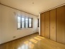 2階：約5帖の洋室です。窓も多く陽当たりの良いお部屋です。
