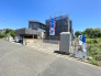 2号棟 【建築中ならではの安心感】確かな施工でつくる家族の理想のマイホーム。
閑静な住宅街で一際目を引く、明るく開放的な敷地。前面道路がすっきりしており、小さなお子様がいるご家庭も安心の住環境です。暮らしやすさと心地よい静けさが両立するこの街で、笑顔あふれる未来を描きませんか。