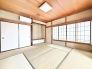 1階の約8帖和室になります。全居室収納完備に加えて、全居室6帖以上ございますので、お部屋を広々とお使い頂けます。