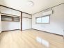 2階8帖の洋室になります。フローリングも比較的綺麗ですので、そのままお住まい頂くことも可能です。是非一度現地を実際にご覧下さい。