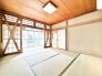 1階玄関横の約8帖和室になります。和室は心安らぐ空間です。リビングでくつろぐも良し。和室でくつろぐも良し。お好きな場所でごゆっくりとお過ごし下さい。