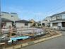 1号棟 前面道路の幅が広いことで、開放感があり、日当たりや風通しも良好な立地です。