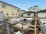 2号棟 前面道路の幅が広いことで、開放感があり、日当たりや風通しも良好な立地です。