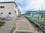 前面は比較的交通量の少ない道路となっておりますので、お車の運転が少し心配な方も落ち着いて駐車することが出来そうです。