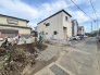閑静な住宅街に位置しております。前面は4.0ｍ道路となっておりますので、お車のすれ違いの際も比較的ストレス少なく運転できそうです。