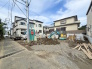 前面は比較的交通量の少ない道路となっておりますので、お車の運転が少し心配な方も落ち着いて駐車することが出来そうです。