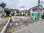 毎日の車の出し入れもスムーズにできる、ゆとりある前面道路に面した住まいです。