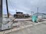 玄関までのアプローチは、雨の日でも安心のフラット設計。