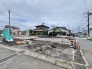 毎日の車の出し入れもスムーズにできる、ゆとりある前面道路に面した住まいです。