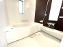 ■浴室乾燥機付きユニットバス
ユニットバスは全てが浴室のために設計されているため、掃除のしやすさやカビの生えにくさ汚れにくさに特化しています。 素材は汚れが付きにくいものが使用され、お手入れが最小限に抑えられる浴室となっております。
お子様と一緒に浸かれる広いバスタブで、バスタイムをさらに楽しく♪