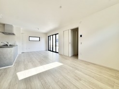 たっぷりの陽が射し込むリビングは家族のくつろぎスペース